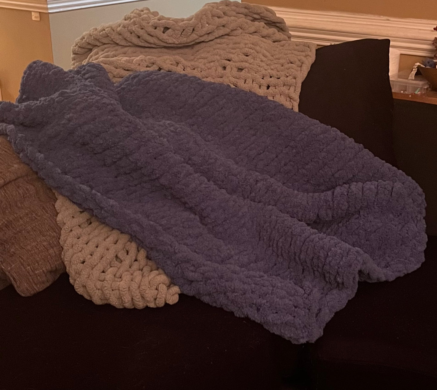 Handmade Chunky Knit Blanket – Super Soft Cozy Throw – Large Bulky Yarn Blanket for Couch, Bed, or Gift